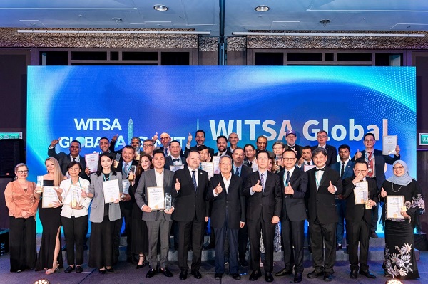 Hyra Network Memenangkan Penghargaan Bergengsi Chairman’s Award 2025 pada WITSA Global AI Summit 2.jpg