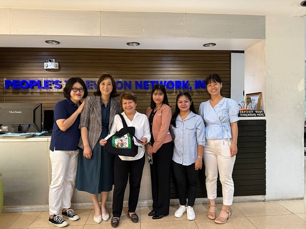 IWPG Global Region 1 Mengirimkan Aktivis Perdamaian ke Filipina a2_Took_a_commemorative_photo_with_PTV_broadcaster_Maria_Elena_Empaz.jpg