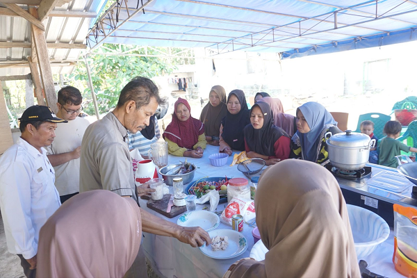 Lewat Pelatihan Potensi Lokal dan Cooking Class, IBM Dukung Pengembangan UMKM Desa Golo Mori cooking.png