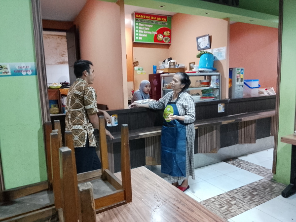 Pengelola Kantin Merasa Senang Dilibatkan dalam Uji Coba Dapur Sekolah MBG kantin_sekolah1.png