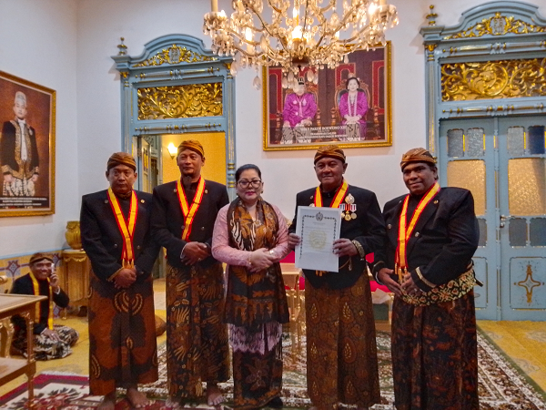 Ketua DPRD Kota Tegal Menerima Kenaikan Gelar Ningrat Langsung dari Raja Paku Boewono XIII ketua_dprd_kota_tegal.png