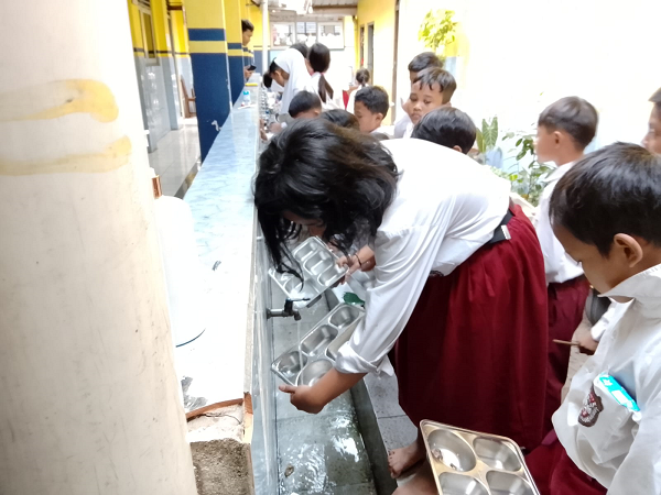 Konsep Dapur Sekolah Utamakan Masyarakat Lokal Meminimalisir Konglomerasi MBG mencuci_tempat_makan_sendiri.png