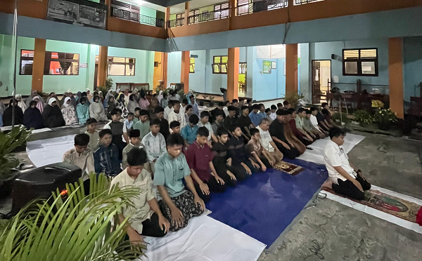 Ramadan Tak Hanya Ibadah, Siswa MTs Muhammadiyah Purwokerto Turun Langsung ke Masyarakat sholat_siswa_siswi.png