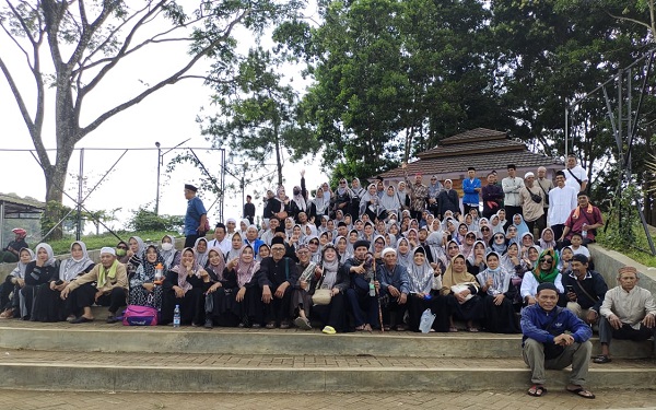 Ziarah Perjalanan Spiritual Pengajian Ibu-Ibu Masjid Annur ke Panjalu: ziarah2.jpg