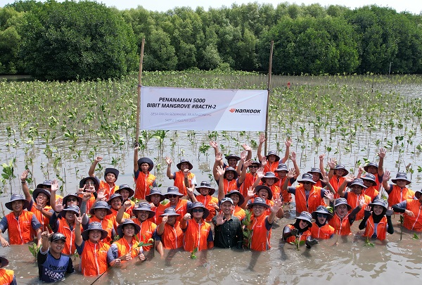 Rayakan HUT ke-80 RI, Hankook Gandeng Warga Tanam 5.000 Mangrove di Pesisir Muara Gembong